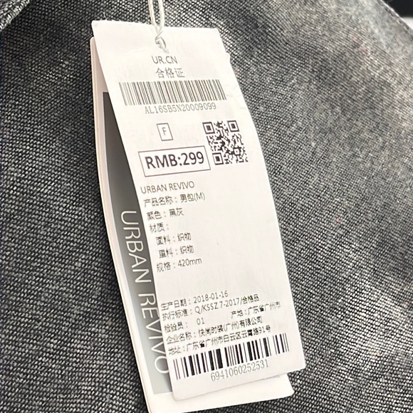 Urban Revivo Laid flat measures 17”x15” & depth 7”. - Picture 5 of 16